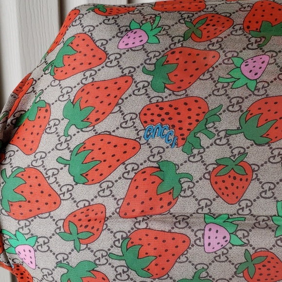 GUCCI LARGE LIGHTWEIGHT MONOGRAM GG STRAWBERRY SCARF SHAWL - Picture 4 of 10